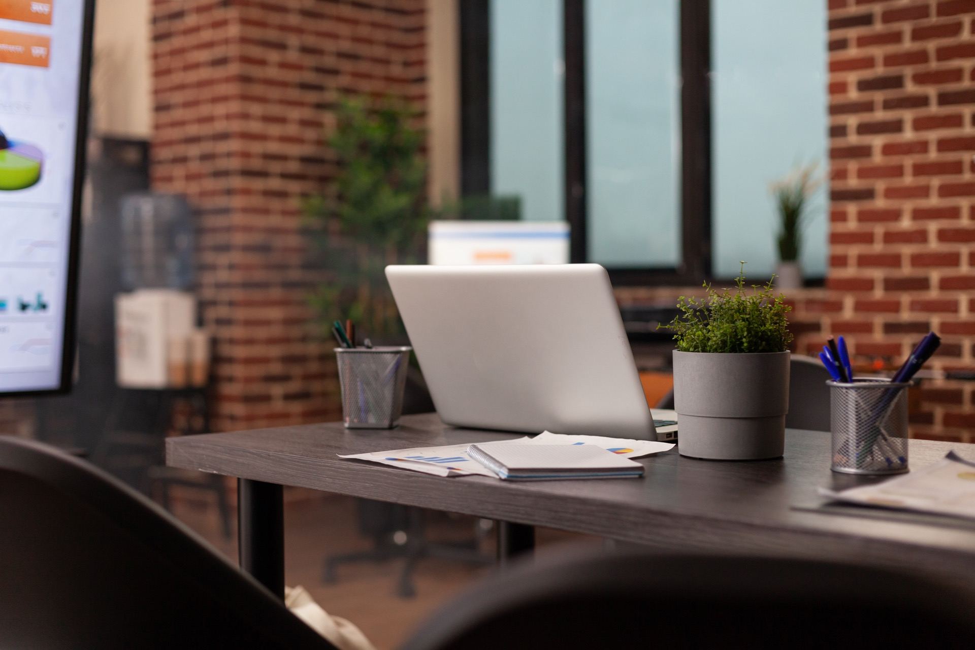 Ambiente de trabalho da R2T Group, com estação de desenvolvimento de IA e tecnologia
